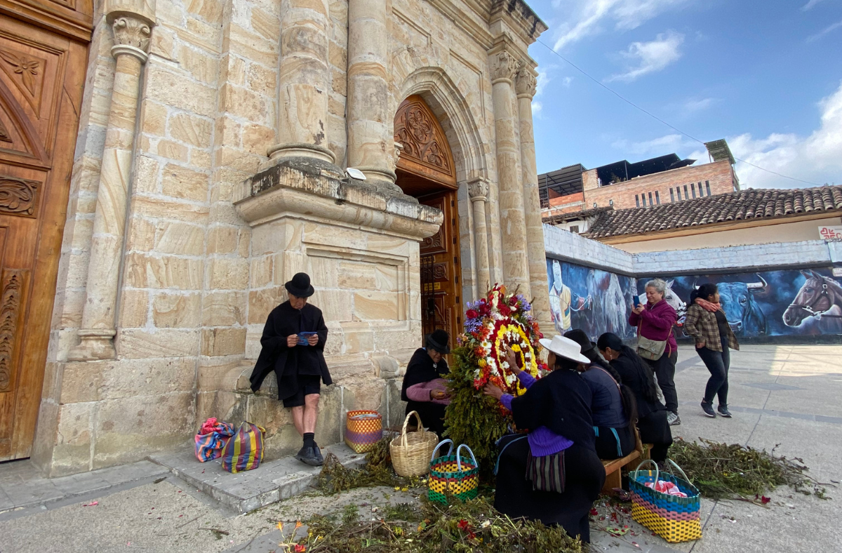 Simbología de los adornos florales de las muñidoras